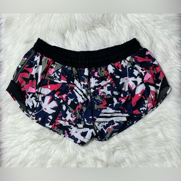 Lululemon Hotty Hot Running Shorts 2.5” Pop Cut Boom Juice Multi Print and Black - Picture 3 of 5